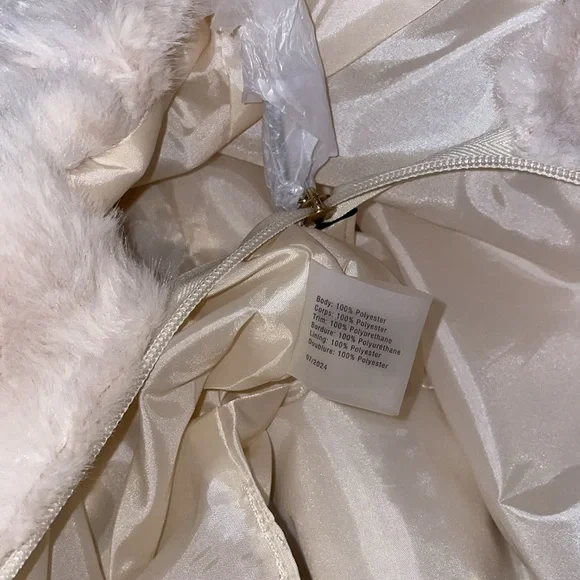 NWT Victoria’s Secret White Faux Fur Tote Bag. - Picture 7 of 9